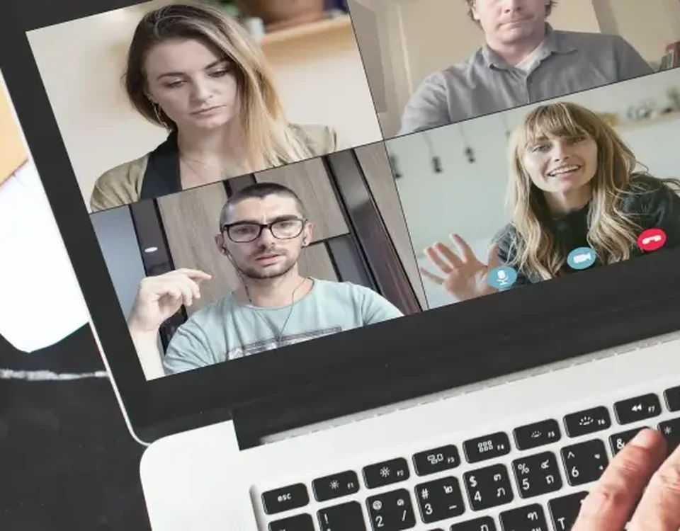 Konferencja online na ekranie laptopa