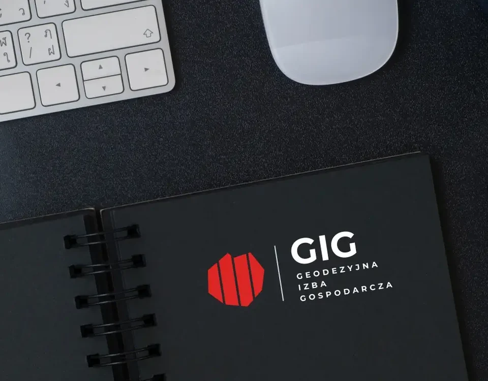 Notes z logo Geodezyjnej Izby Gospodarczej na biurku